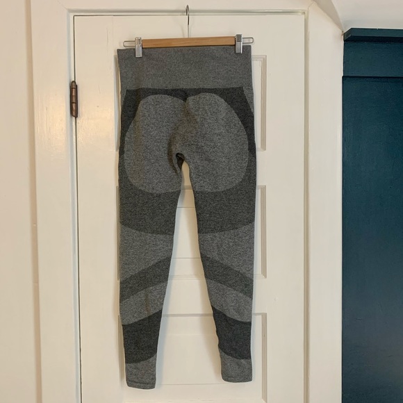 🌸 3 for $15 🌸 H&M Sports Seamless Sculpting Leggings - Picture 2 of 7